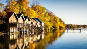 Bootshäuser am Ufer im Herbst