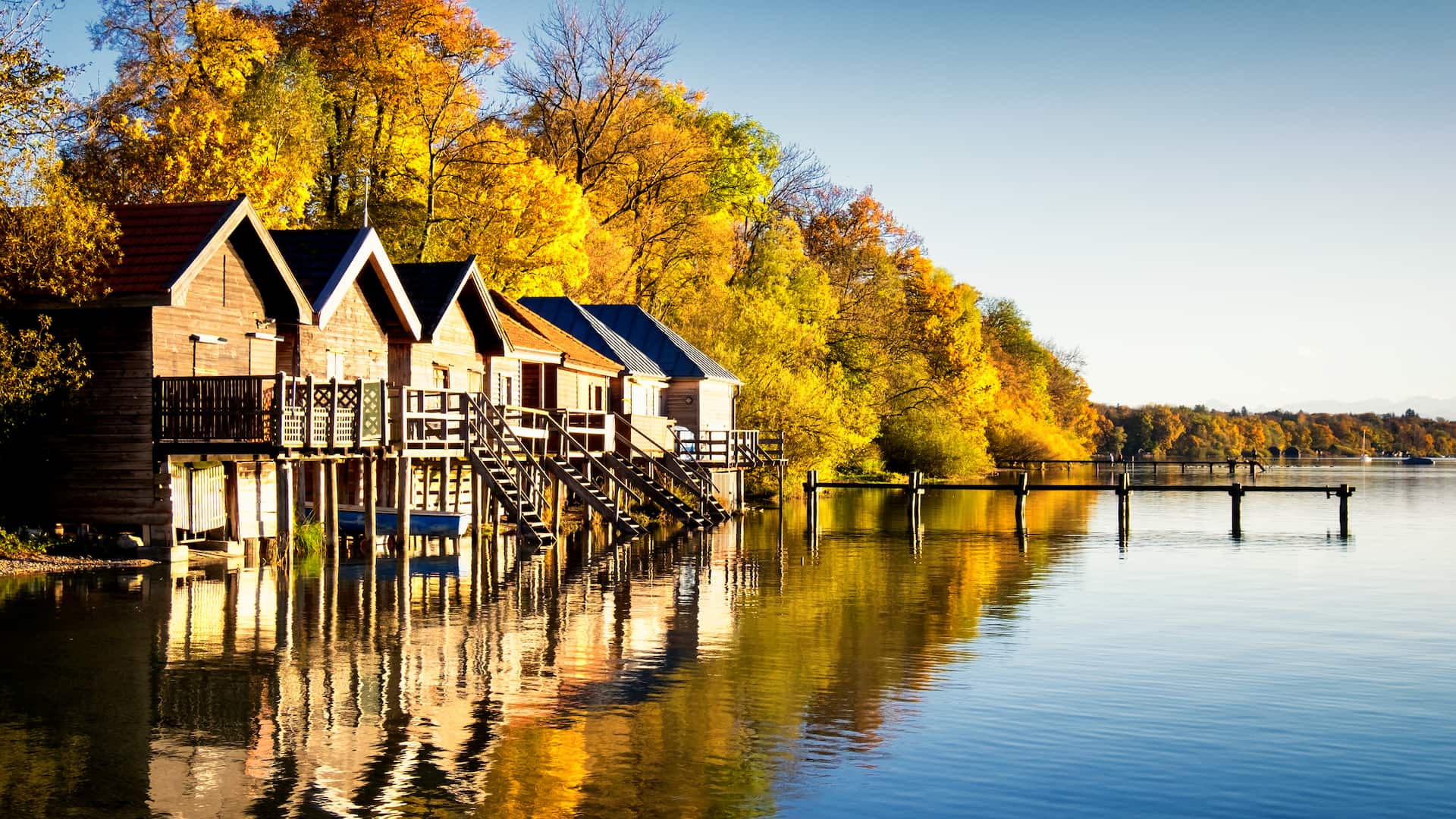 Blog 19- Loslassen im Herbst – im Fluss des Lebens zu mehr Leichtigkeit finden-Web Bootshäuser am Ufer im Herbst