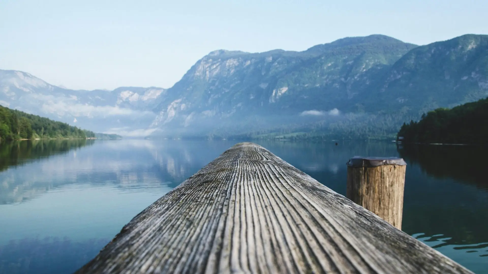 Blog 21-Gelassen im Alltag – 5 Gedanken für mehr Leichtigkeit im Job und Privatleben Steg in einem See in den Berg