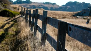 Ein Bretterzaun in den Bergen
