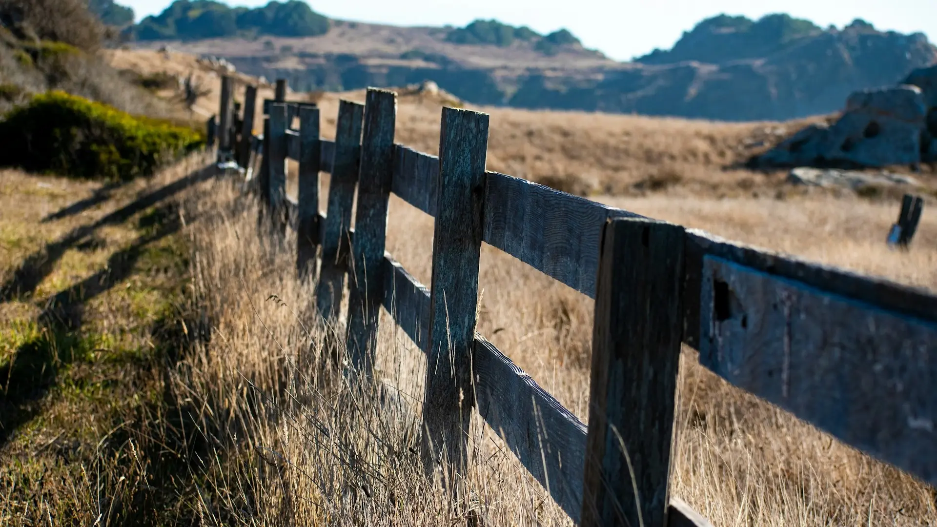 Ein Bretterzaun in den Bergen