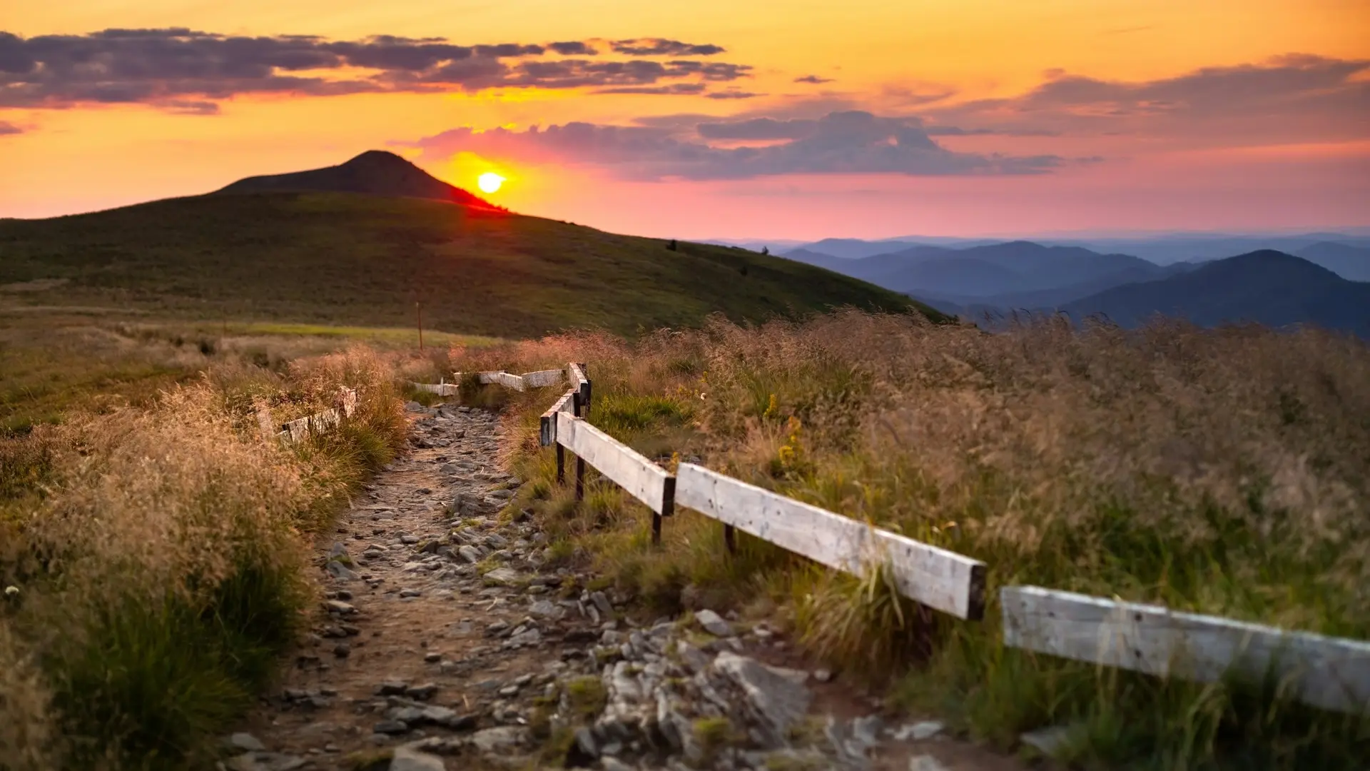 Bergpfad in den Sonnenaufgang