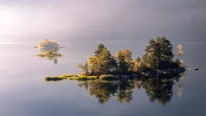 Inseln im See im Morgennebel