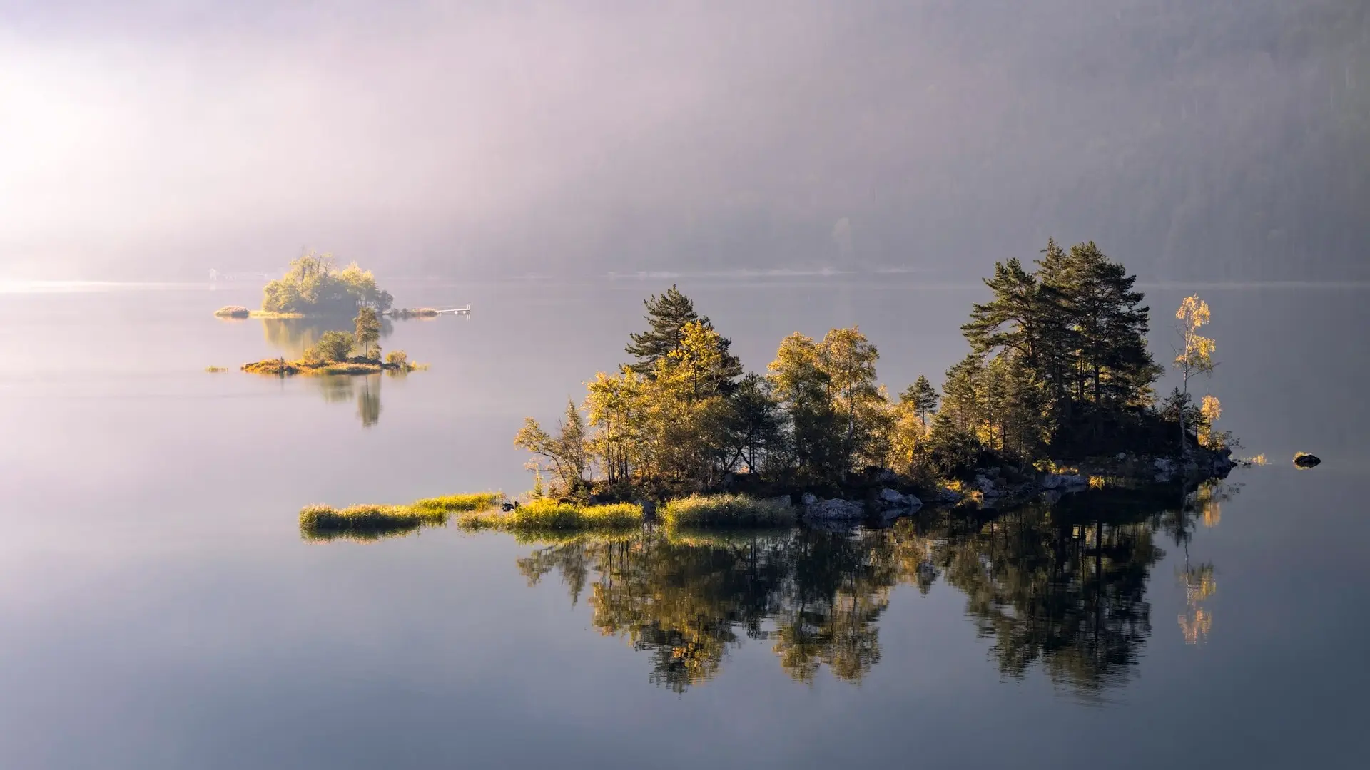 Inseln im See im Morgennebel