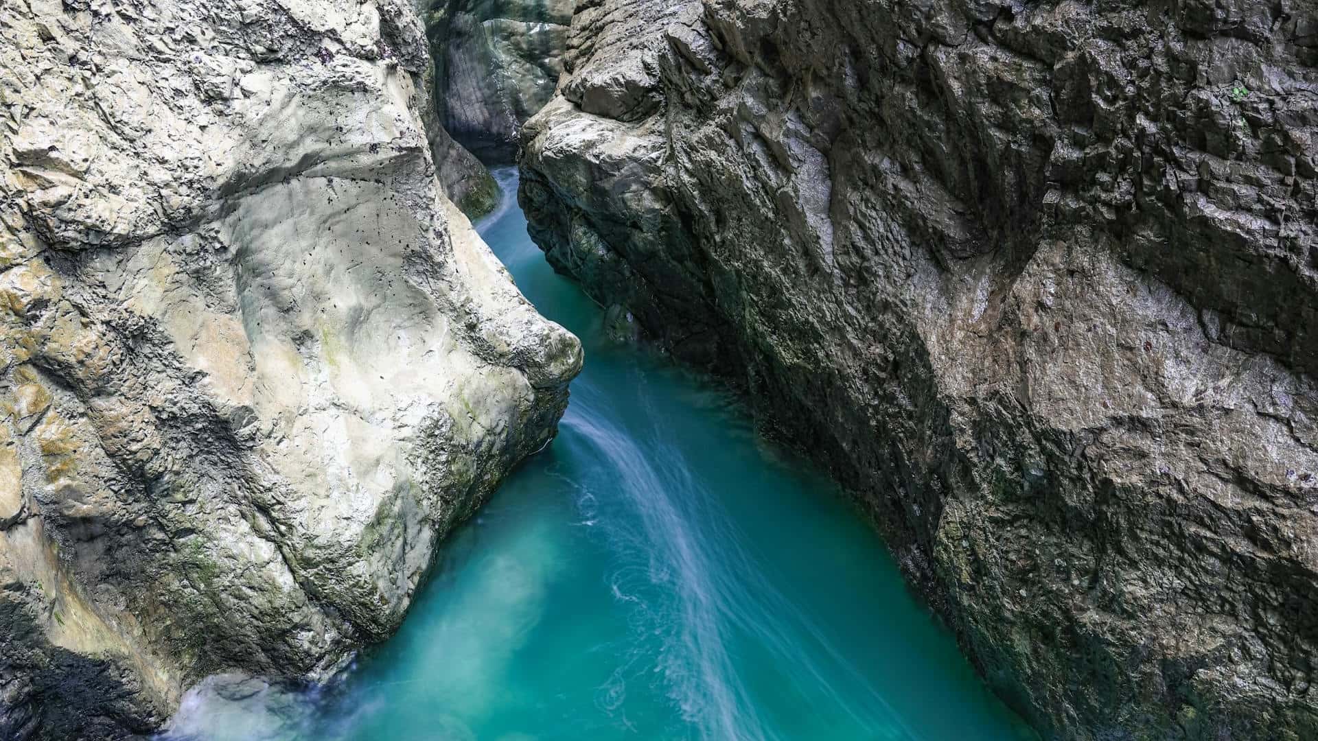 Blog-3a-Gefängnis Komfortzone-Wie du sie sprengst und wieder Freiheit findest-Web Enge Schlucht mit Fluss