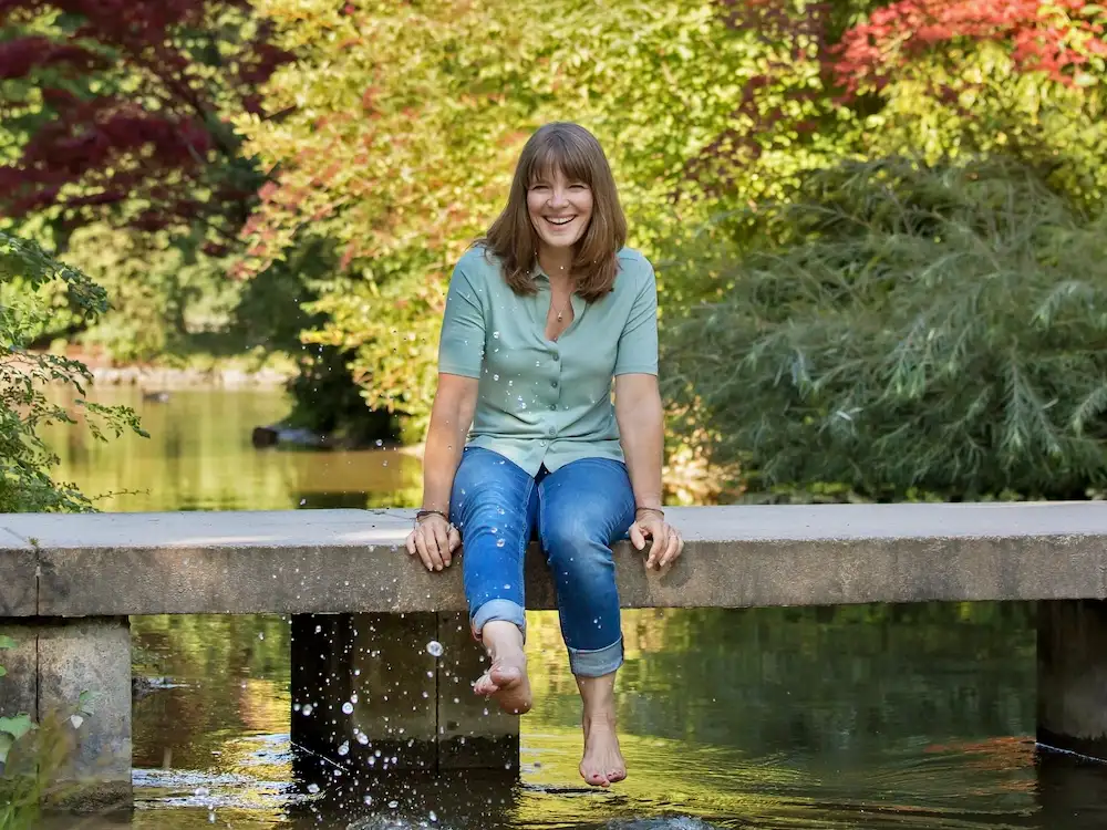 DEEPLY ALIVE Silke mit Füßen im Wasser